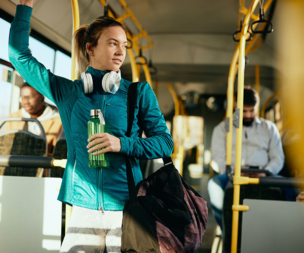 Frau fährt mit dem Bus durch die Stadt