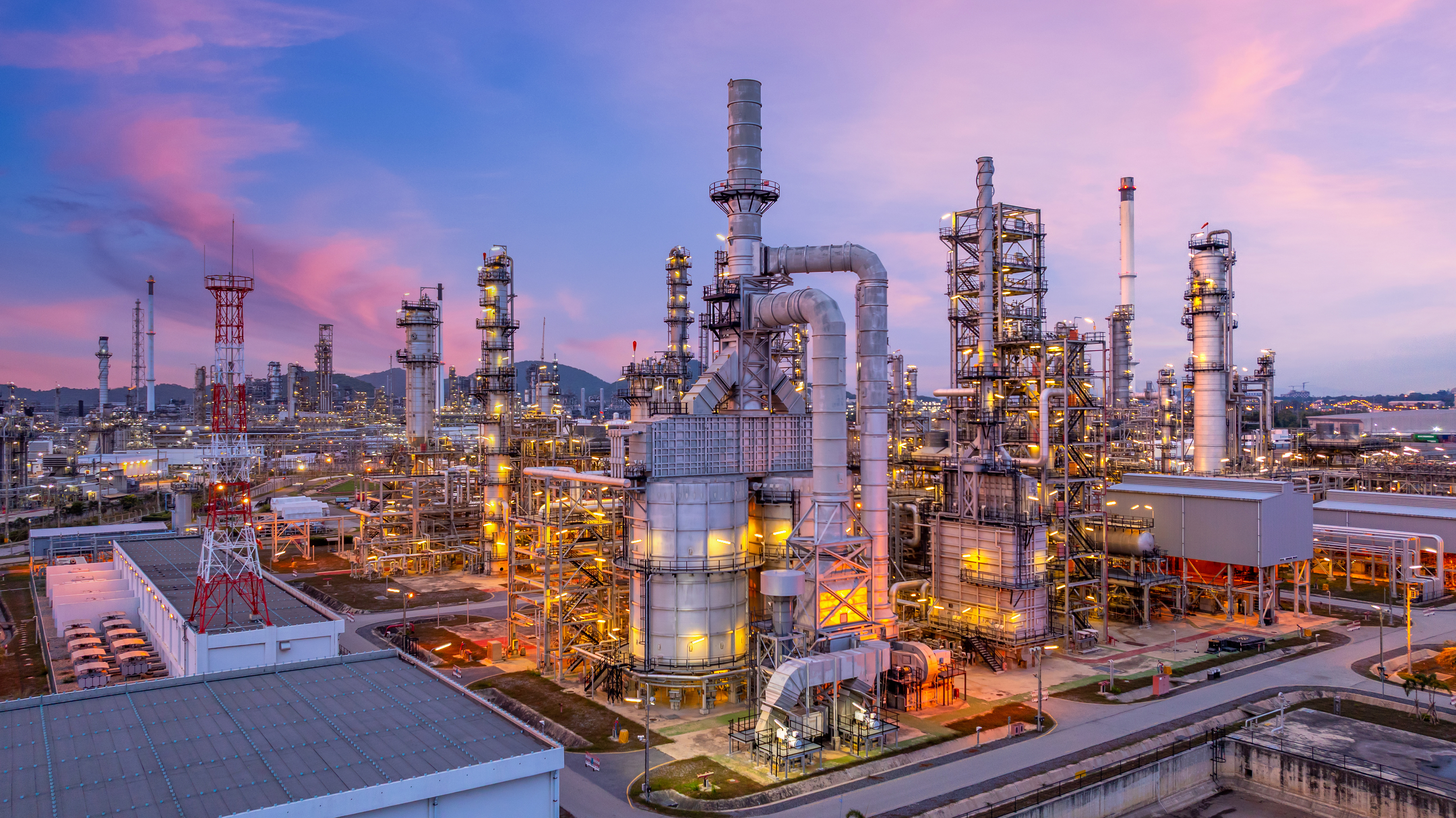 Petrochemische Produktionsanlage in der Abenddämmerung