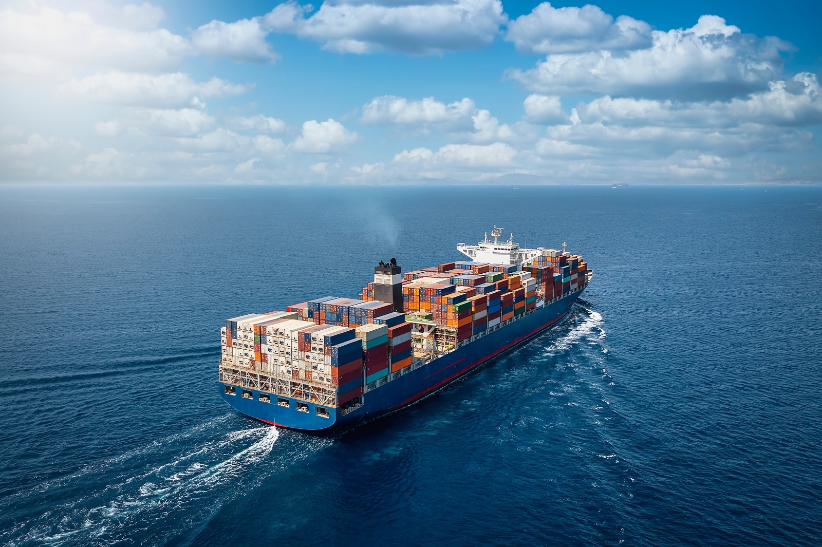 Containerschiff auf offener See aus der Vogelperspektive