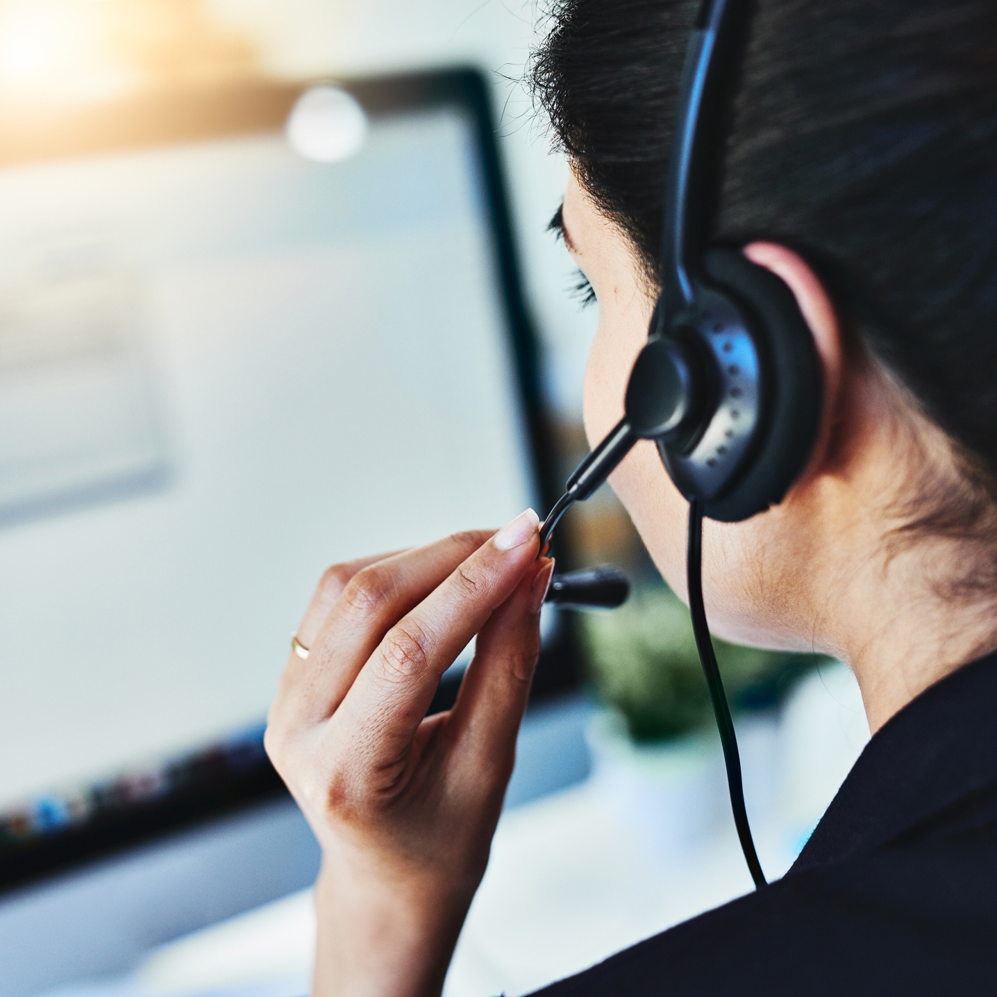 Marktanalystin im Telefoninterview mit Headset