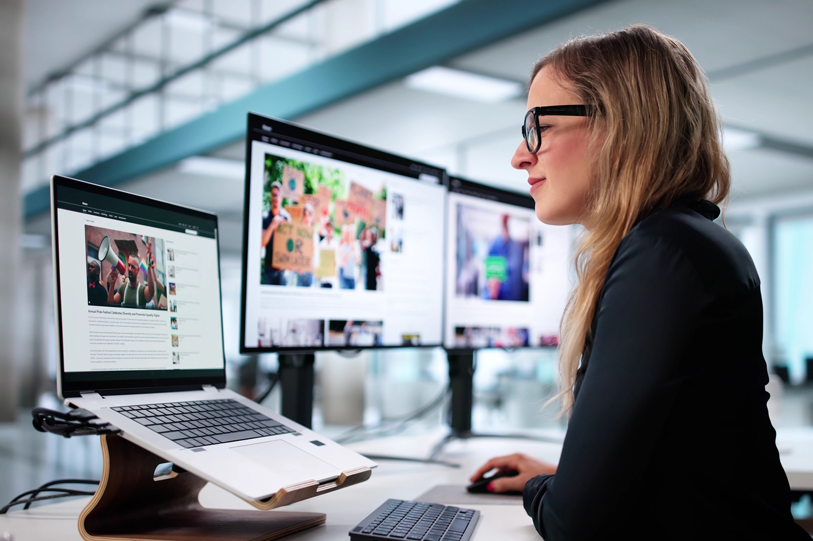 Editor following market news on several screens
