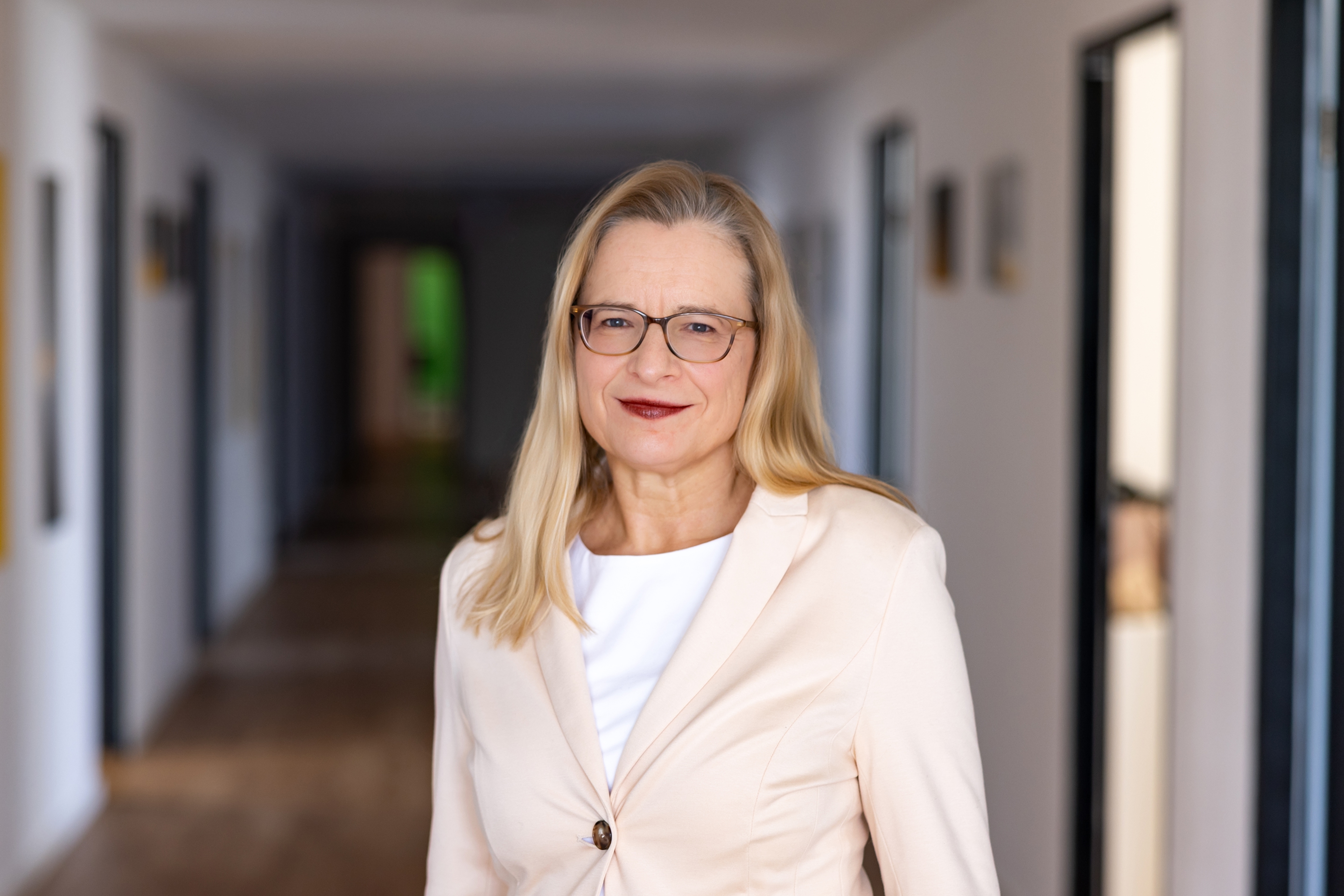 Team member in the Kunststoff Information office corridor